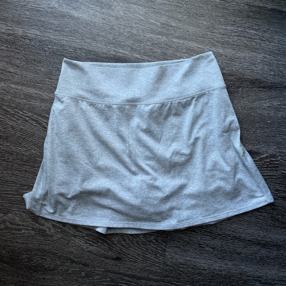 Vuori Dresses & Skirts - Vuori Women’s Grey Halo Performance Skirt DreamKnit Sz S